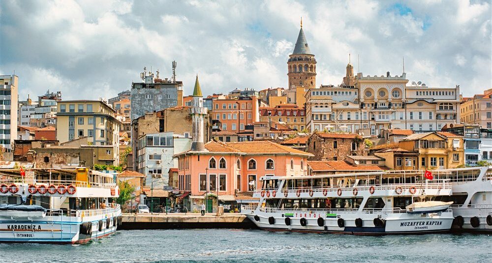 La Torre di Galata vista dal Corno d'Oro, con Karaköy in primo piano