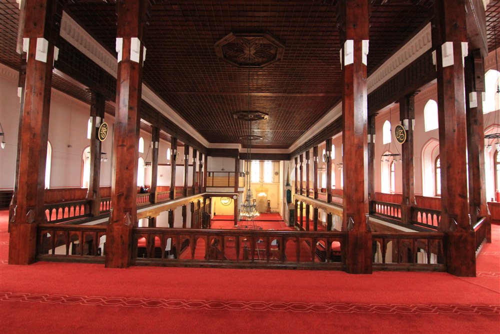 L'interno dell'Arap Camii, con le gallerie in legno