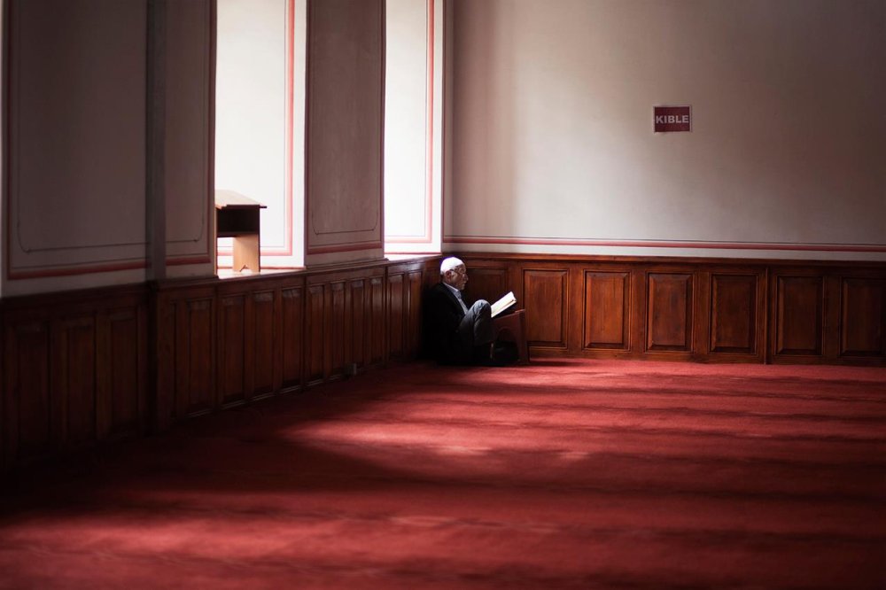 Un momento di lettura nell'Arap Camii