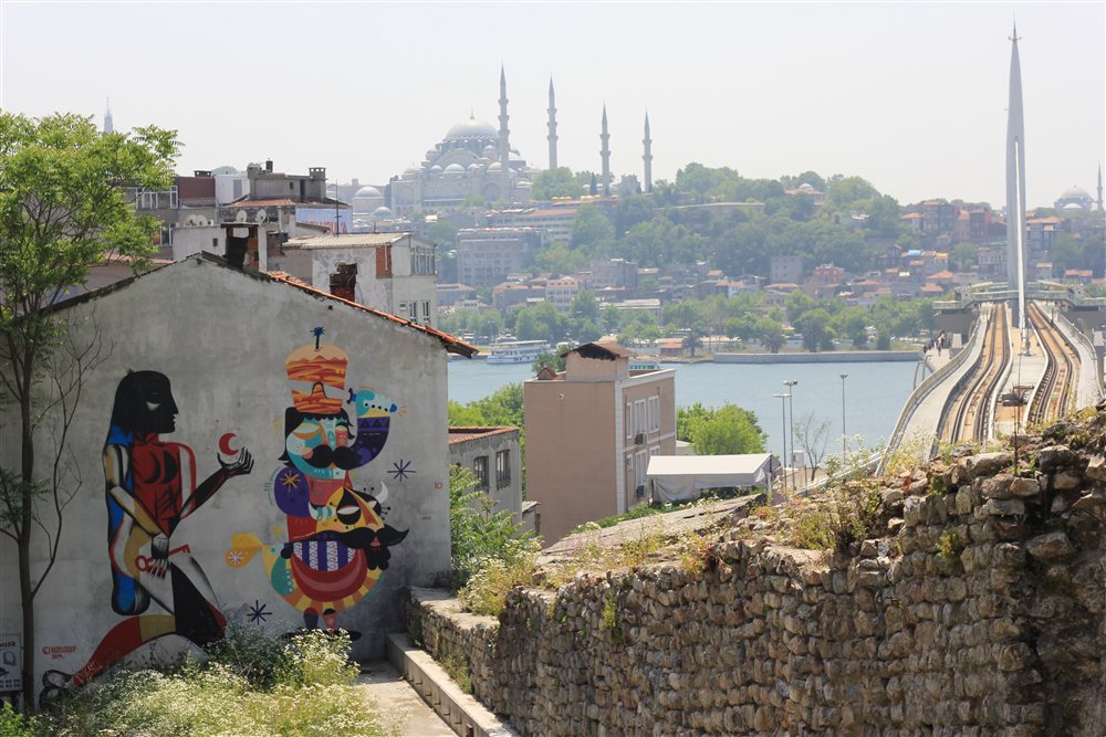 Le mura genovesi di Galata, con la Süleymaniye sullo sfondo