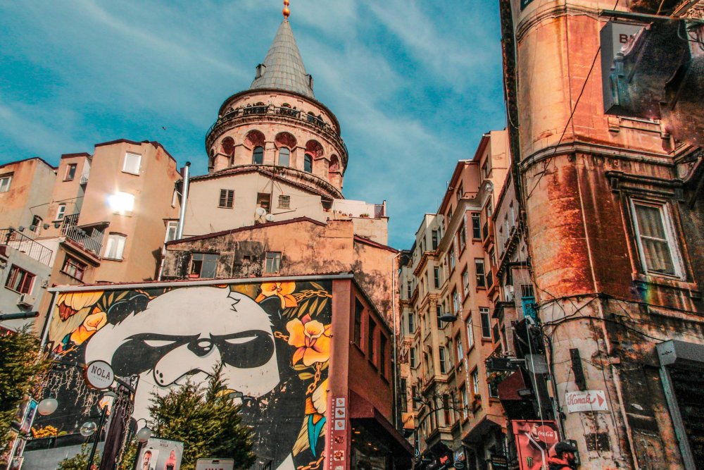 La Torre di Galata e un murales nel quartiere