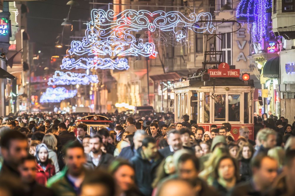 İstiklal Caddesi la sera, con il tram e le luci