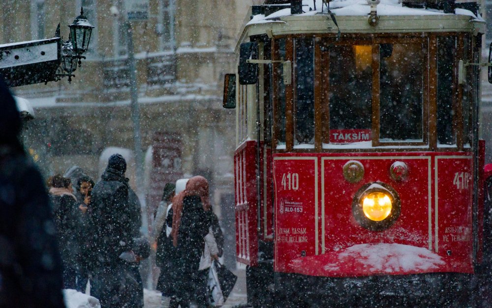 Il tram storico di İstiklal sotto la neve