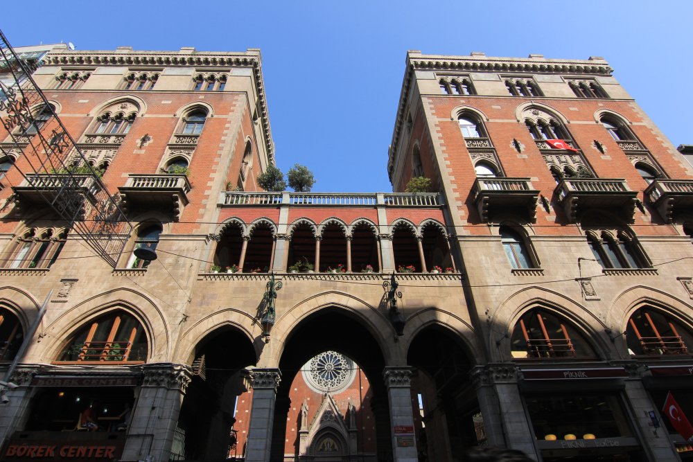 I palazzi gemelli di Mongeri davanti a Sant'Antonio